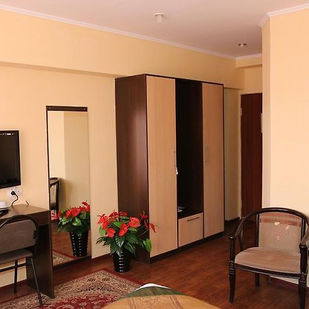 Kausar Hotel Alma-Ata Buitenkant foto