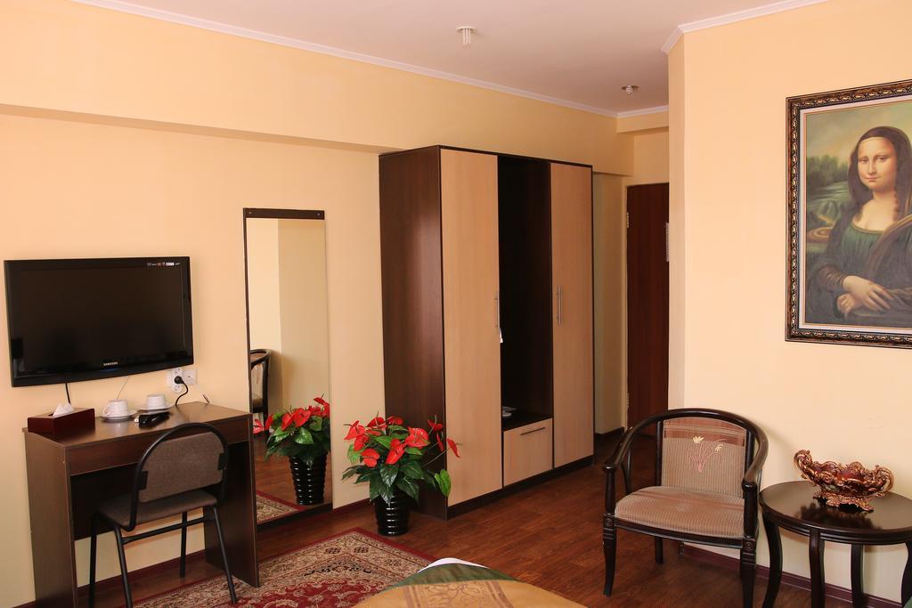 Kausar Hotel Alma-Ata Buitenkant foto