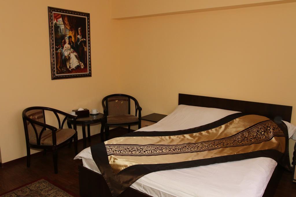 Kausar Hotel Alma-Ata Buitenkant foto